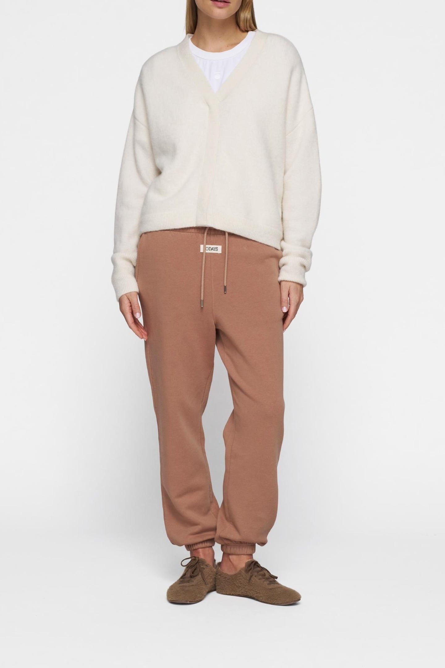 V-NECK KNIT SWEATER 1002 1