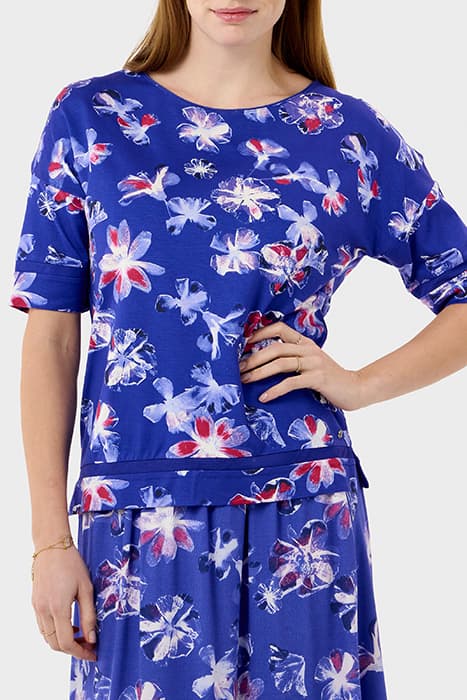 T-SHIRT MET BLOEMENPRINT SPECTRUM BLUE by Sandwich