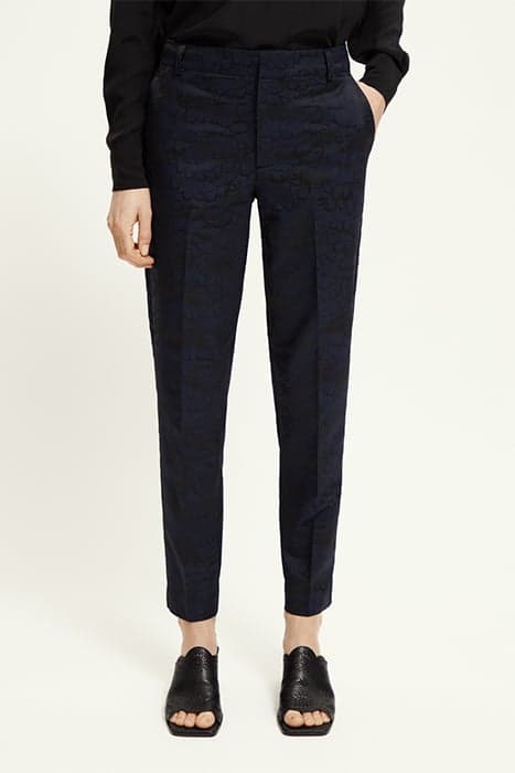 LOWRY - MID RISE SLIM LEG FEATHER JACQUARD PANTS FEATHER JAC by Scotch & Soda