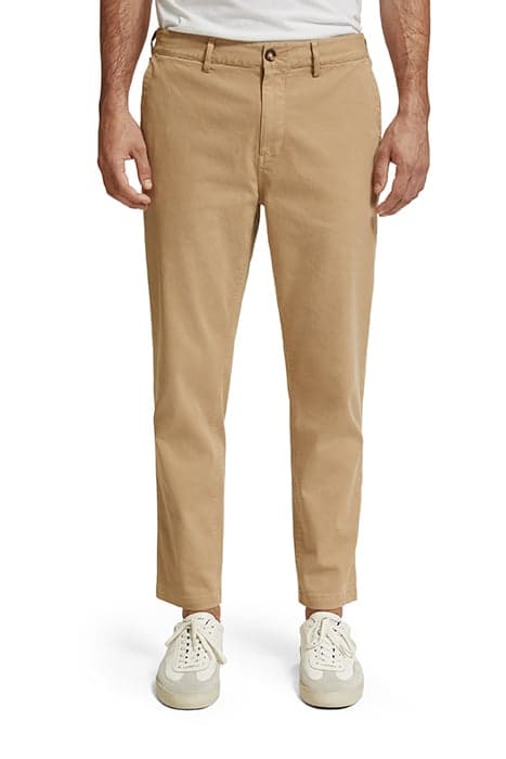 DRIFT- GARMENT-DYED STRETCH COTTON TWILL CHINO SEASTONE by Scotch & Soda