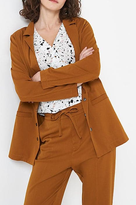 CAMEL PLEATED BACK SUIT JACKET by ICODE