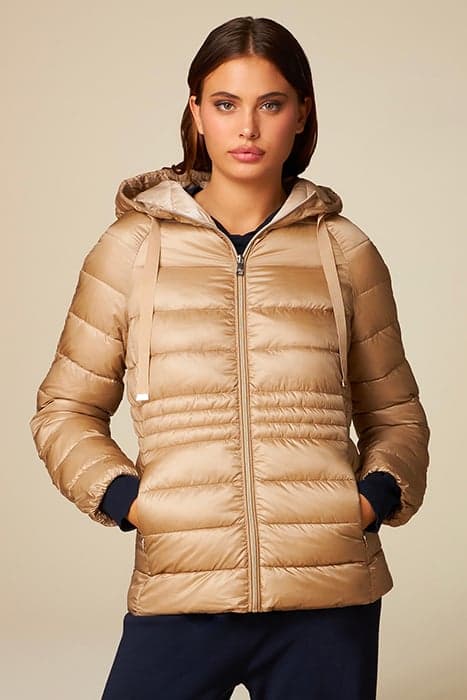 LIGHTWEIGHT RECYCLED FIBRE DOWN JACKET NATURAL by Oltre