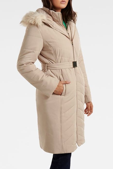 PIA LONGLINE QUILTED PUFFER CAMEL by Forever New