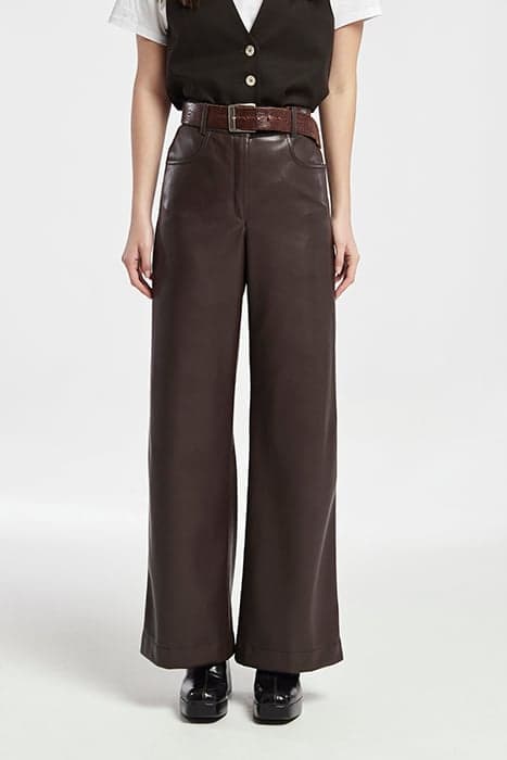 LEATHER EFFECT FIVE POCKETS JASOLC WIDE LEG TROUSERS BROWN by OKY