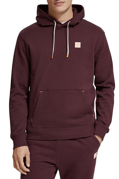 REGULAR FIT ESSENTIAL BADGE HOODIE IN ORGANIC COTTON BERRY W by Scotch & Soda