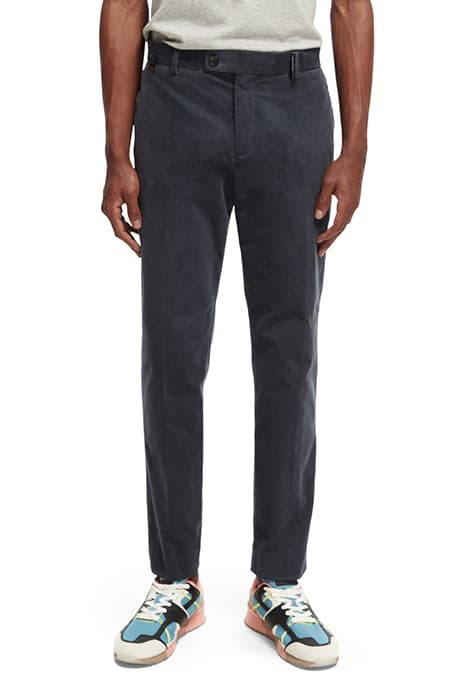 STUART - REGULAR SLIM-FIT CORDUROY CHINO GRAPHITE by Scotch & Soda